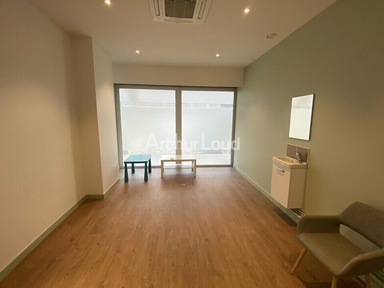 Office/Medical in Reims for lease - Interior Photo - Image 2 of 4