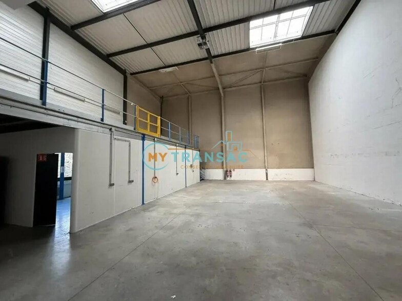 Flex in Saint-Denis for lease - Interior Photo - Image 3 of 15