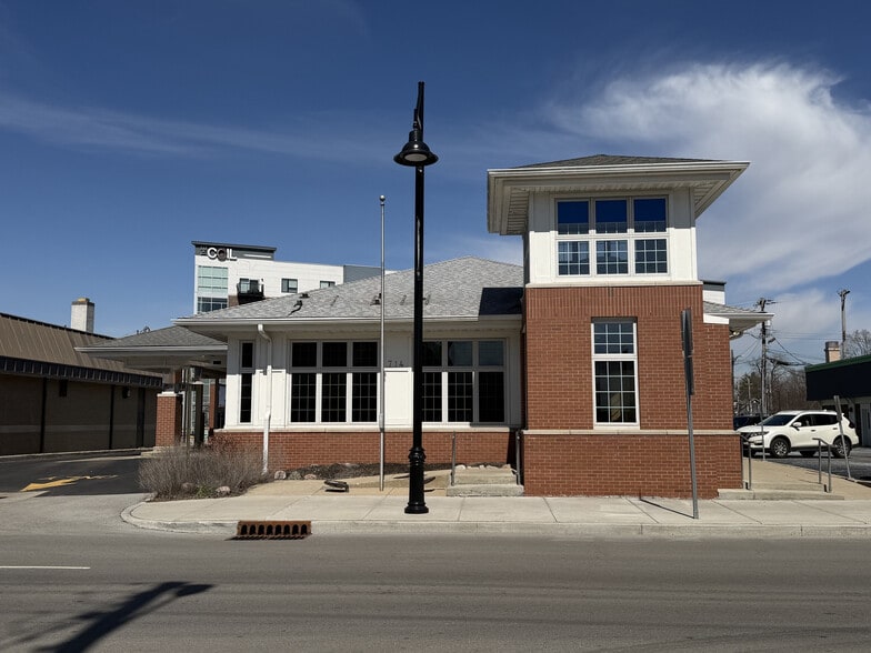 714 Broad Ripple Ave, Indianapolis, IN à louer - Photo du bâtiment - Image 2 de 6