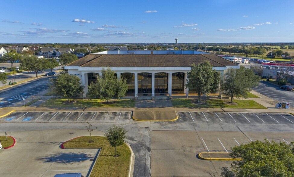111 University Dr E, College Station, TX à louer - Photo du bâtiment - Image 2 de 5