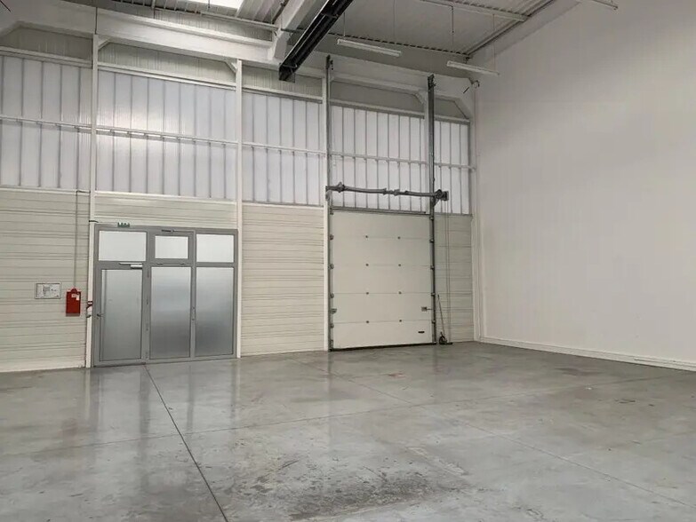 Flex in Palaiseau for lease - Interior Photo - Image 3 of 8