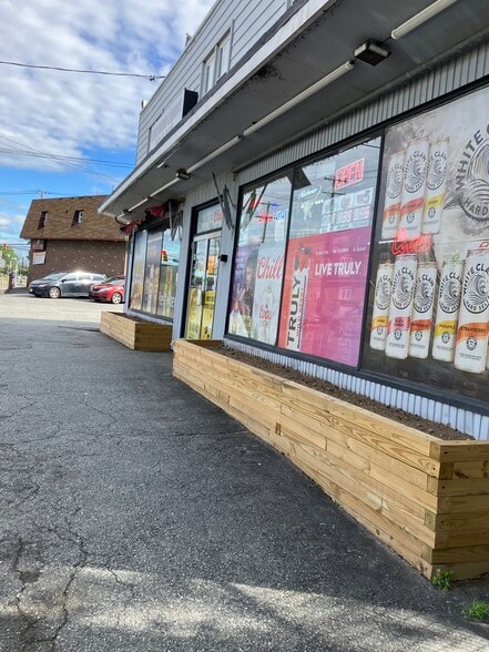 545 Mola Blvd, Elmwood Park, NJ for sale - Building Photo - Image 3 of 11