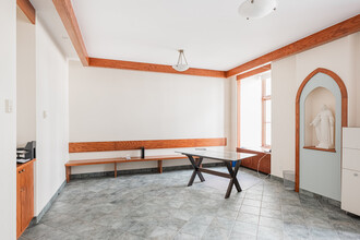 306 Rue Sherbrooke E, Montréal, QC for lease Interior Photo- Image 2 of 4