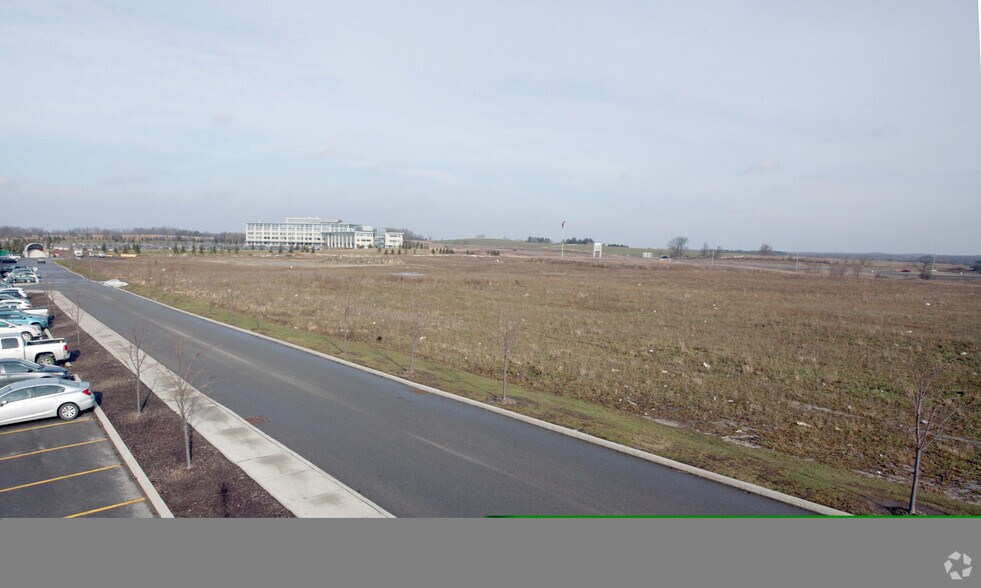 135 First Commerce Dr, Aurora, ON for sale - Primary Photo - Image 1 of 1