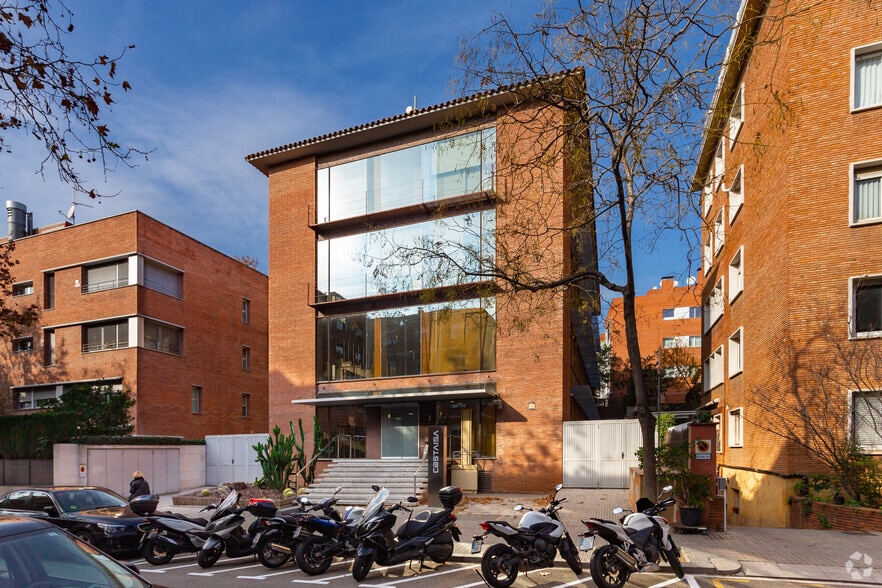 Office in Barcelona, Barcelona for lease - Building Photo - Image 2 of 4