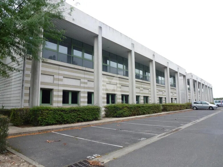 Office in Lisses for lease - Building Photo - Image 1 of 12