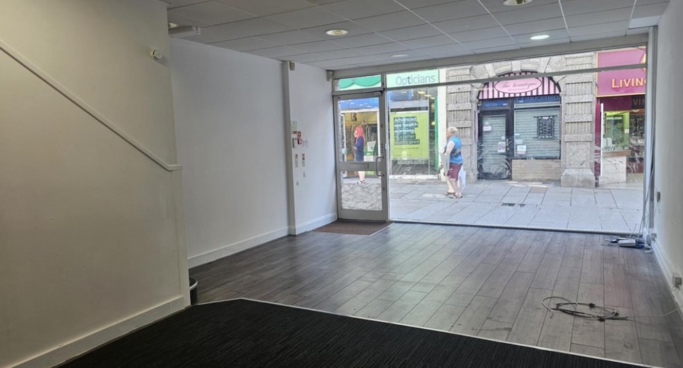 44 Fore St, St Austell for sale - Interior Photo - Image 2 of 8