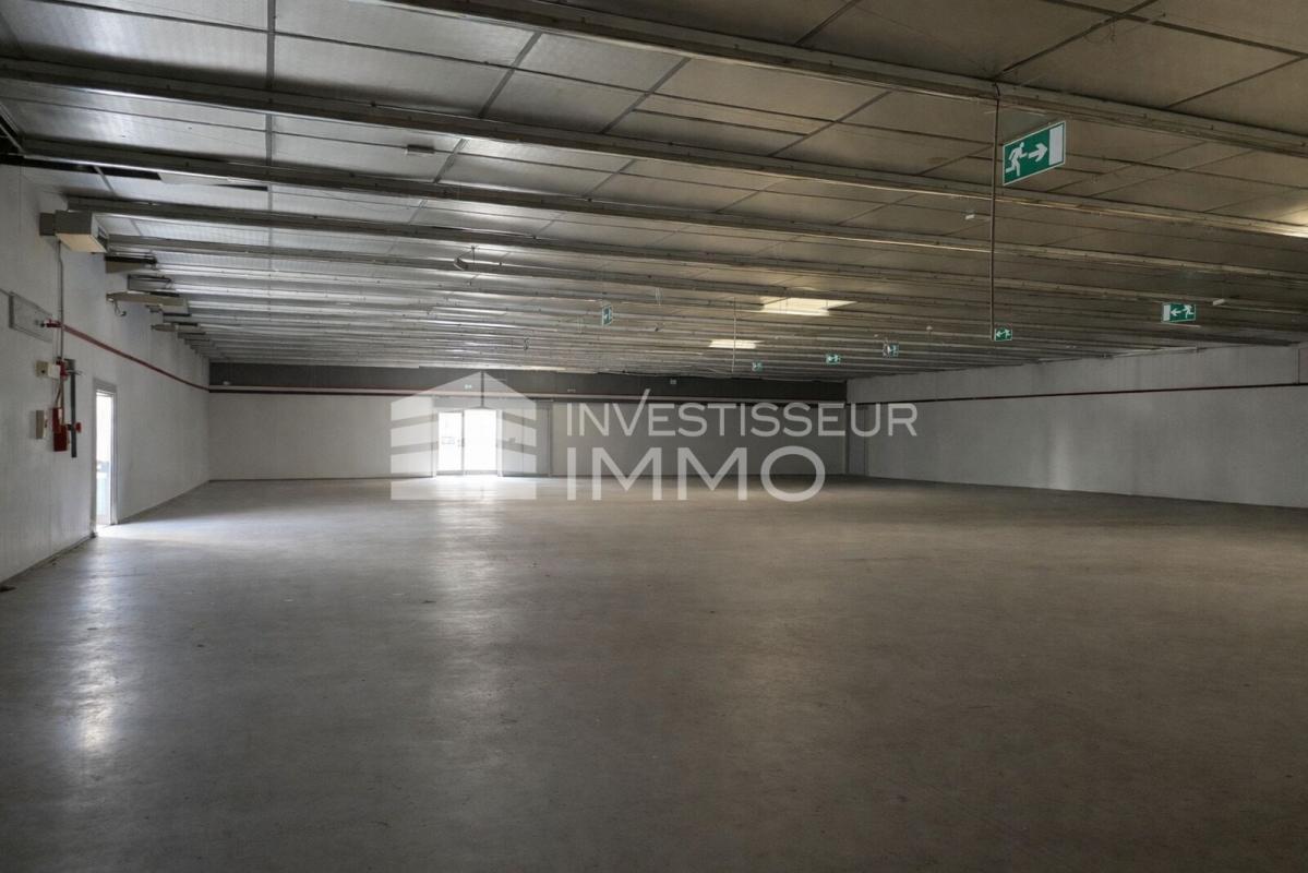 Retail in Claye Souilly for lease Building Photo- Image 1 of 7