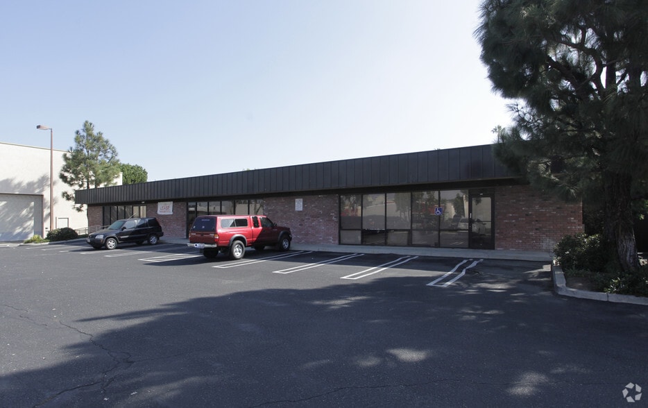 1770-1784 Newport Blvd portfolio of 6 properties for sale on LoopNet.ca - Building Photo - Image 3 of 3