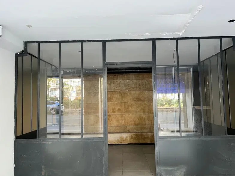 Retail in Paris for lease - Interior Photo - Image 2 of 3