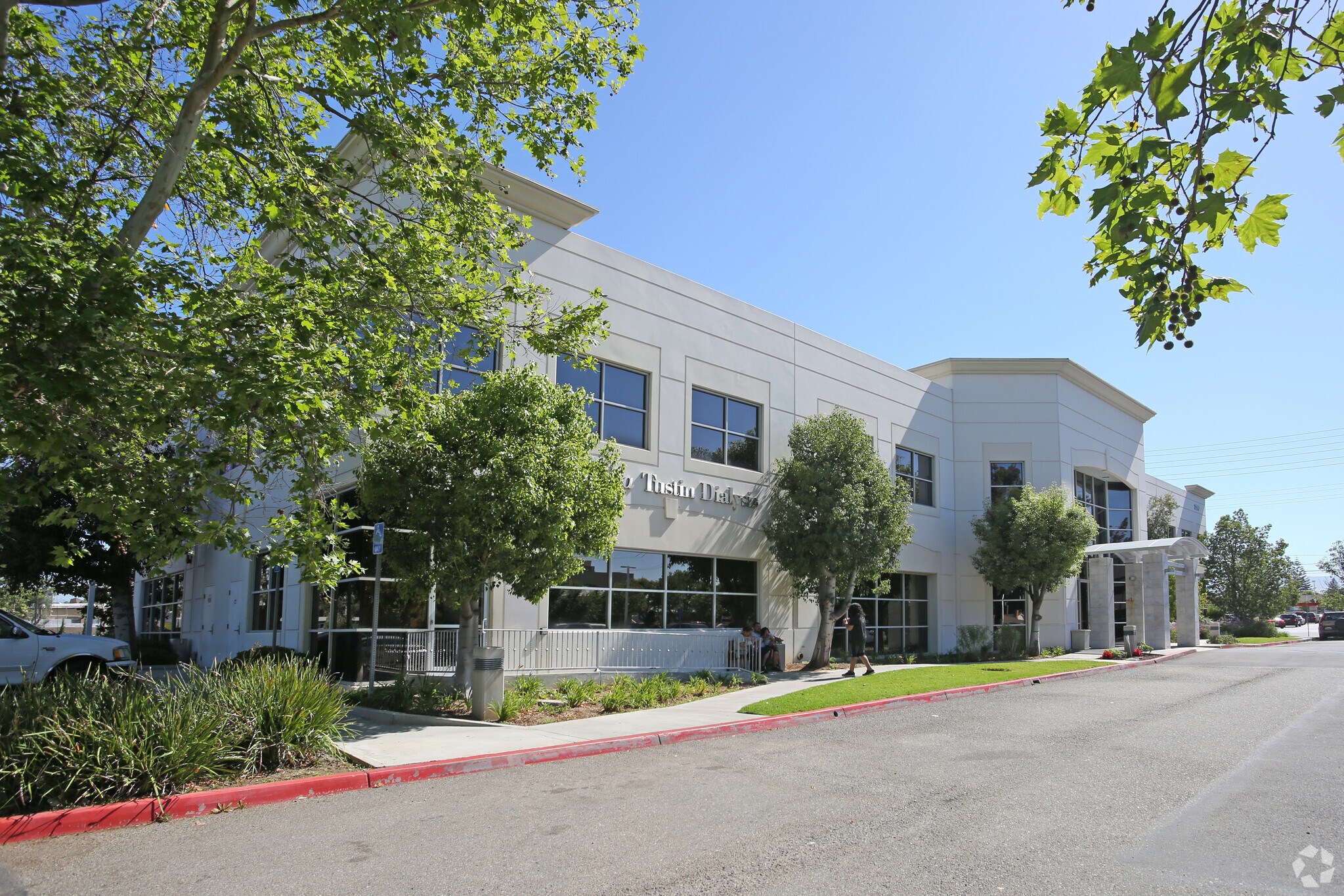 2090 N Tustin Ave, Santa Ana, CA à louer Photo principale- Image 1 de 8