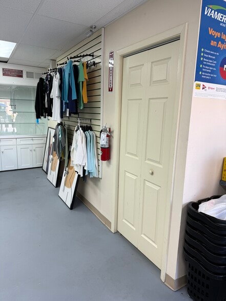 1002 Manatee Ave, Bradenton, FL for lease - Interior Photo - Image 2 of 5