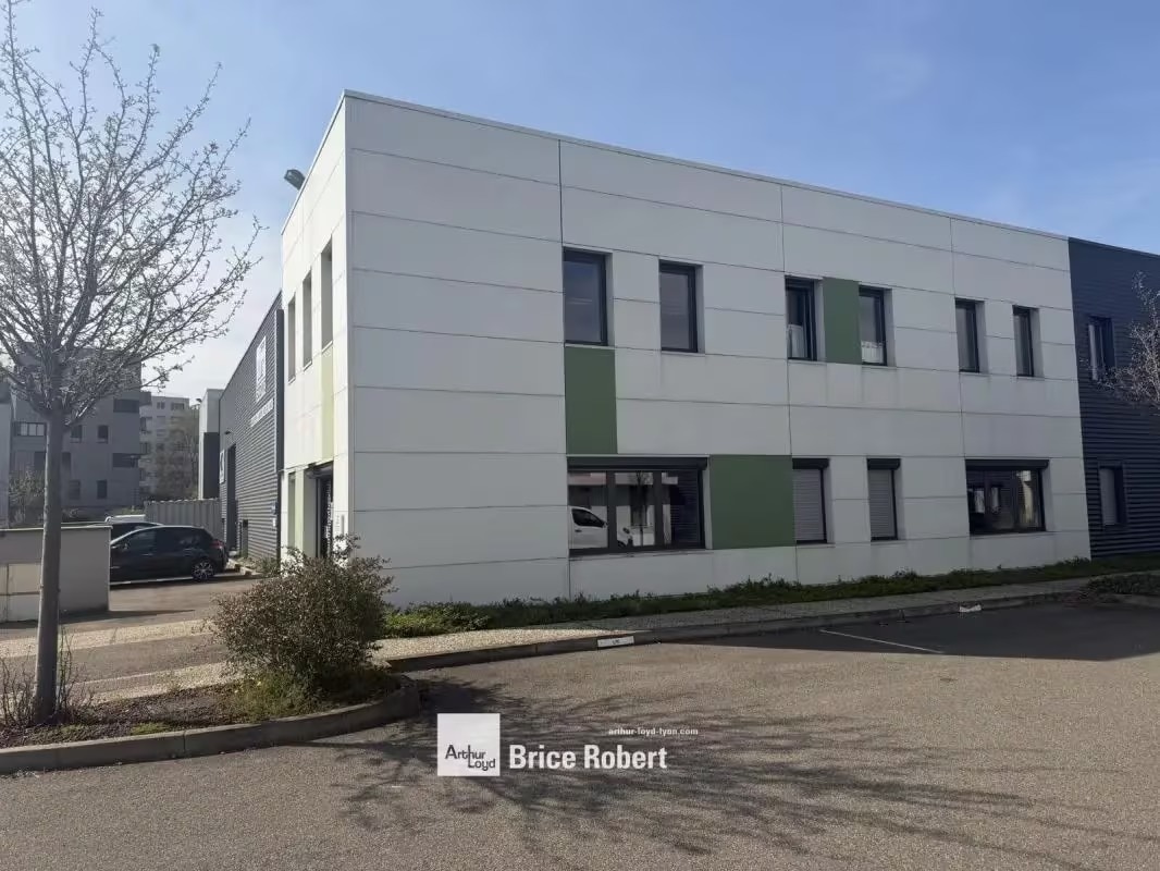 73 Rue Mathieu Dussurgey, Saint-Fons for lease Building Photo- Image 1 of 7