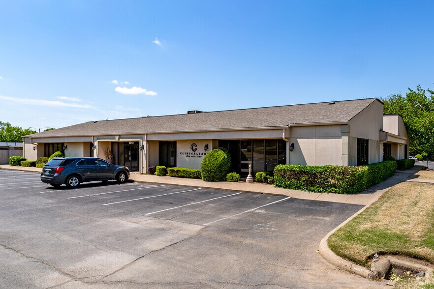 8242 S Harvard Ave, Tulsa, OK à louer - Photo du bâtiment - Image 1 de 2