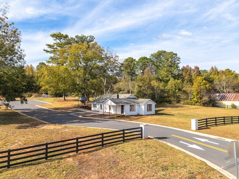 1535 Dahlonega Highway, Cumming, GA à vendre - Photo du bâtiment - Image 1 de 16