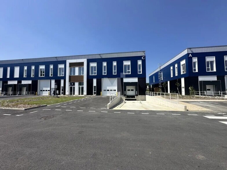 Bureau dans Moissy-Cramayel à louer - Photo du bâtiment - Image 3 de 17