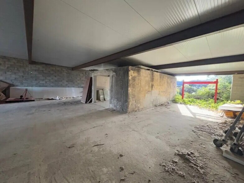 Industrial in Castillon-du-Gard for lease - Interior Photo - Image 3 of 3