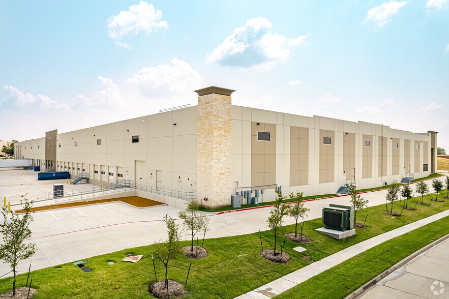 2951 S Valley Pky, Lewisville, TX à louer - Photo du bâtiment - Image 2 de 4