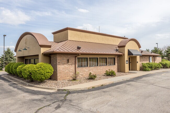 Plus de détails pour 8134 Douglas Ave, Urbandale, IA - Commerce de détail à vendre
