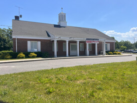 Former Bank Building with Drive-Thru - Restaurant avec service au volant