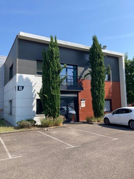 Flex dans Décines-Charpieu à louer - Photo du bâtiment - Image 2 de 18