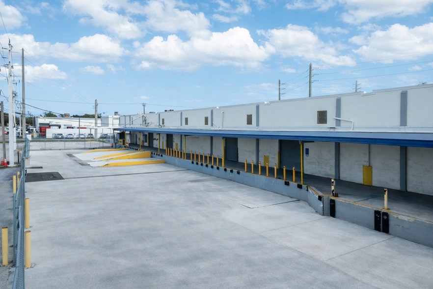 3510 NW 60th St, Miami, FL for lease - Building Photo - Image 3 of 8