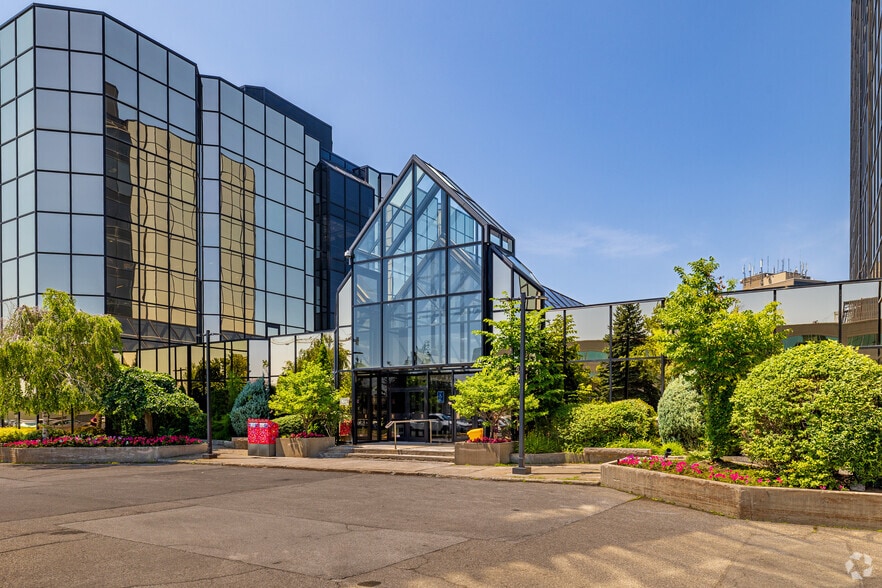 1 Av Holiday, Pointe-claire, QC for lease - Building Photo - Image 3 of 8