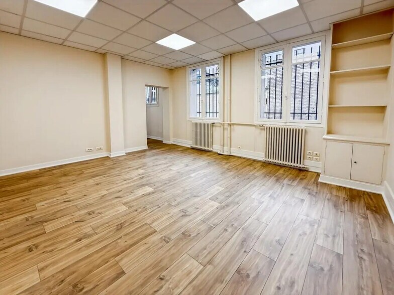 Office in Clichy for lease - Building Photo - Image 3 of 7