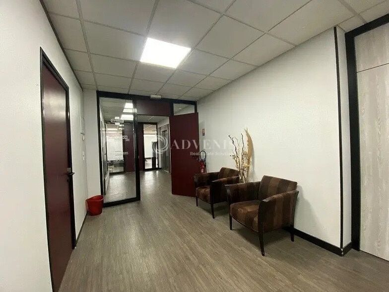 Office in Guyancourt for lease - Interior Photo - Image 2 of 5
