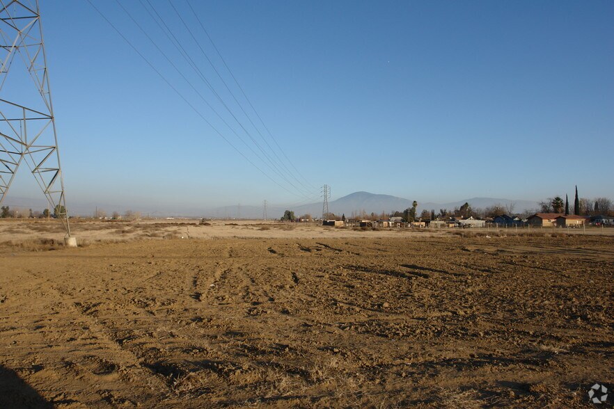 5915 Weedpatch Hwy, Bakersfield, CA à vendre - Photo du bâtiment - Image 1 de 64