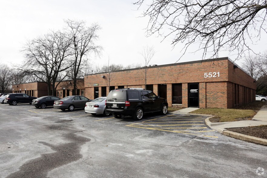 5521 N Cumberland Ave, Chicago, IL à vendre - Photo du bâtiment - Image 3 de 11