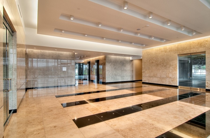 5825 N Sam Houston Pky W, Houston, TX for lease - Lobby - Image 3 of 5