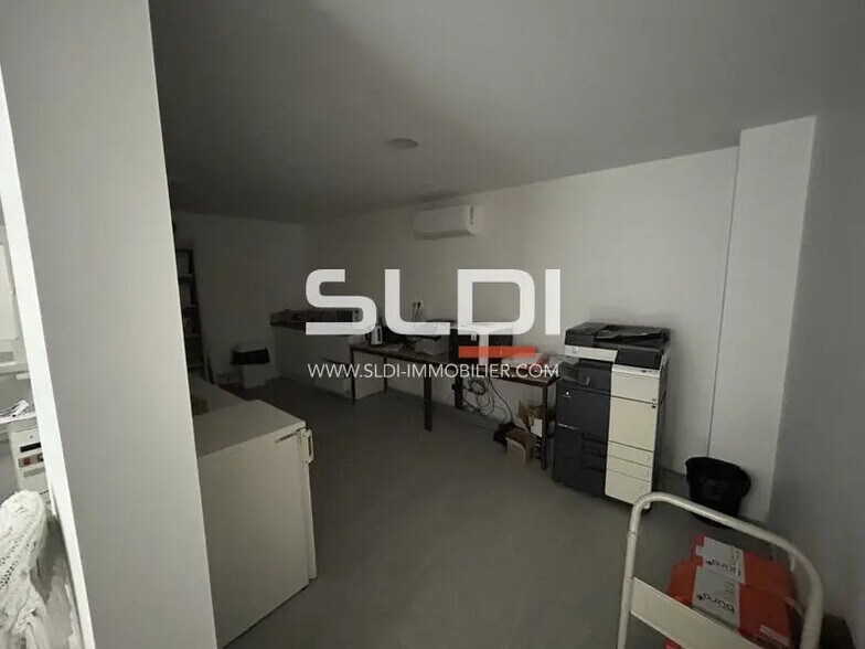 Retail in Jassans-Riottier for lease - Interior Photo - Image 2 of 8