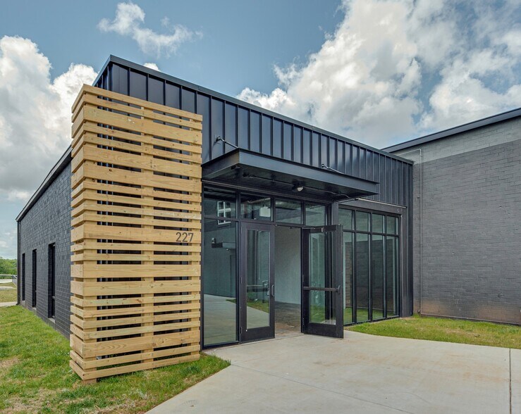 227 Southside Dr, Charlotte, NC à louer - Photo du bâtiment - Image 2 de 31