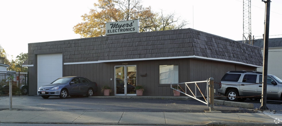 7202 Montgomery Rd, Cincinnati, OH for sale - Building Photo - Image 2 of 2