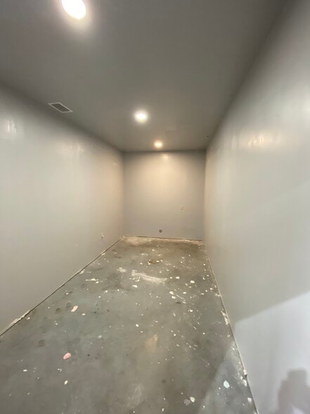 827 Leonard C Taylor Pkwy, Green Cove Springs, FL for lease - Interior Photo - Image 2 of 6