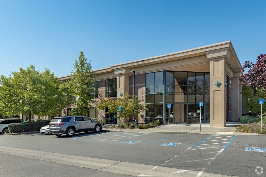 111 Woodmere Rd, Folsom, CA à louer - Photo du bâtiment - Image 1 de 10