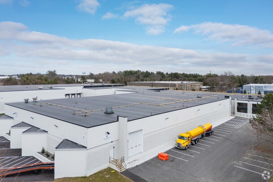 50 John Hancock Rd, Taunton, MA à louer - Photo du bâtiment - Image 2 de 8