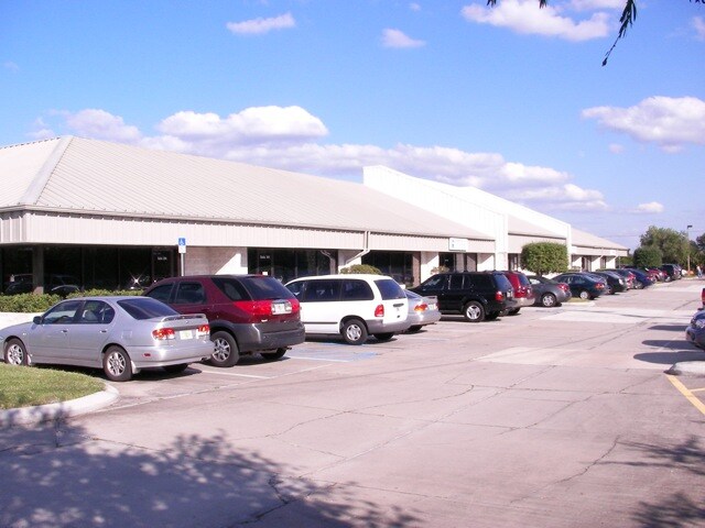4951 E Adamo Dr, Tampa, FL à louer - Photo du bâtiment - Image 3 de 12