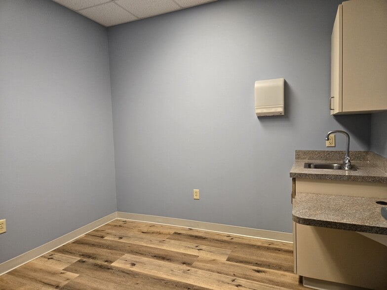 176 Health Care Ln, Martinsburg, WV for sale - Interior Photo - Image 2 of 12