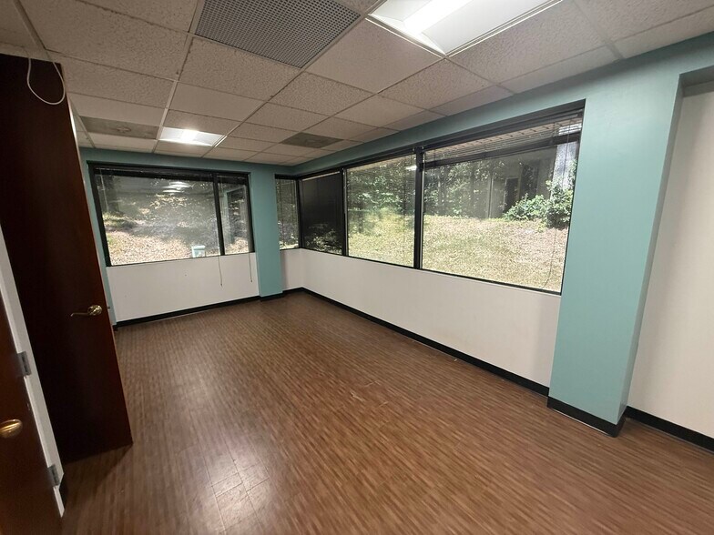 5102 W Village Green Dr, Midlothian, VA à louer - Photo du bâtiment - Image 3 de 5