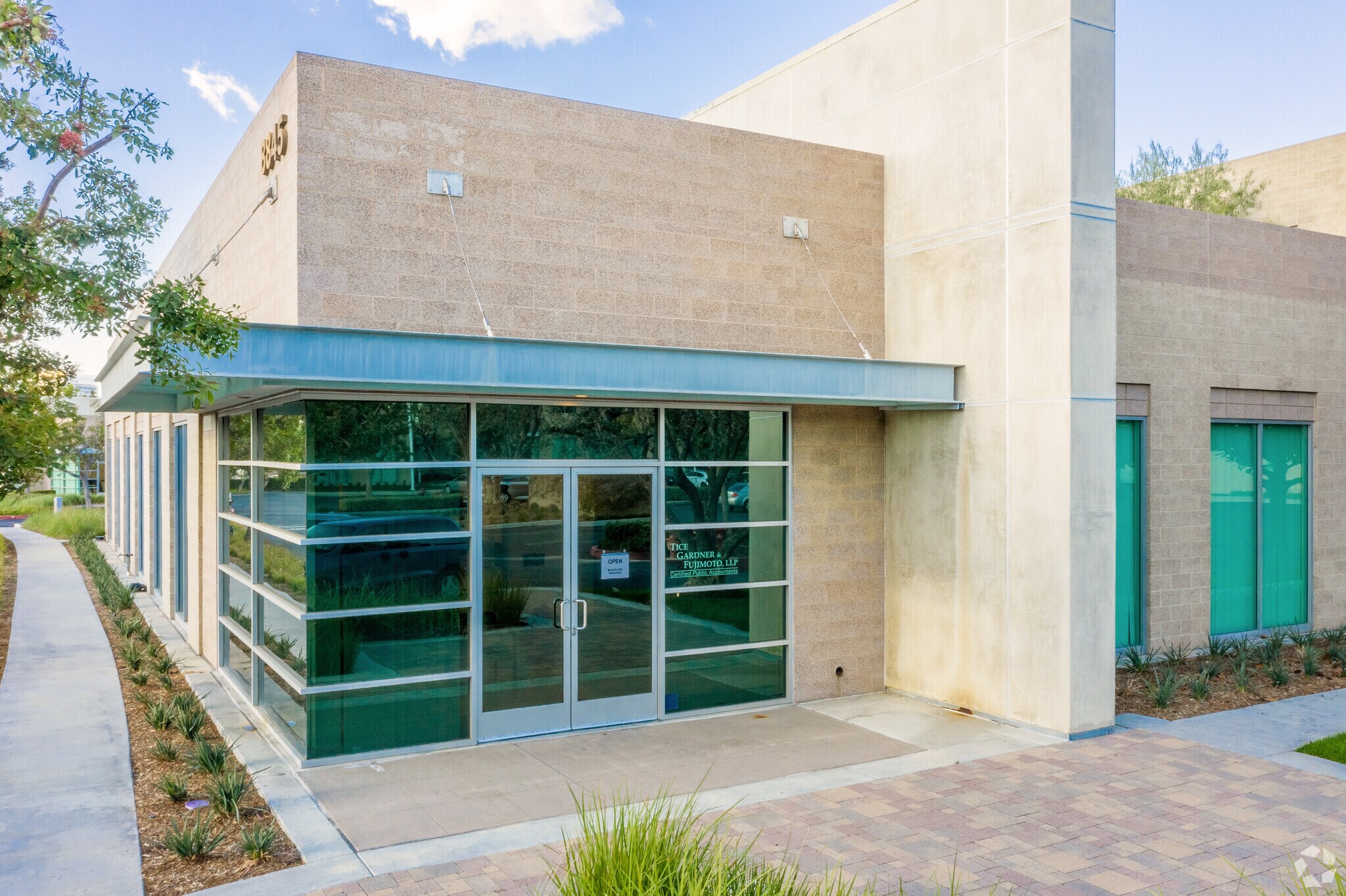 8845 Research Dr, Irvine, CA à louer Photo du bâtiment- Image 1 de 7