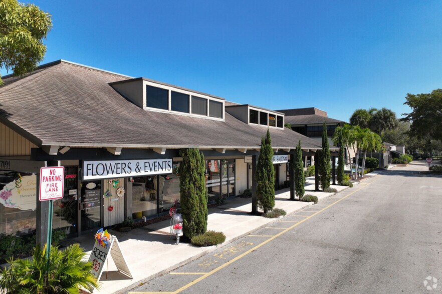 7041-7111 W Commercial Blvd, Tamarac, FL à louer - Photo du bâtiment - Image 3 de 11