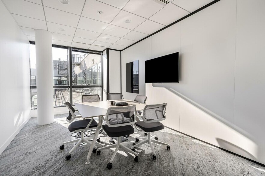Office in Saint-Denis for lease - Interior Photo - Image 1 of 4