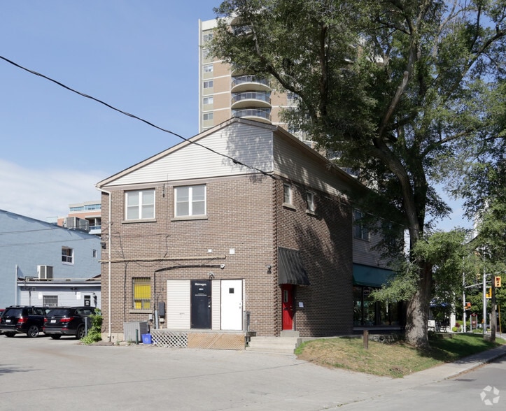 96 Forsythe St, Oakville, ON à louer - Photo du bâtiment - Image 2 de 2