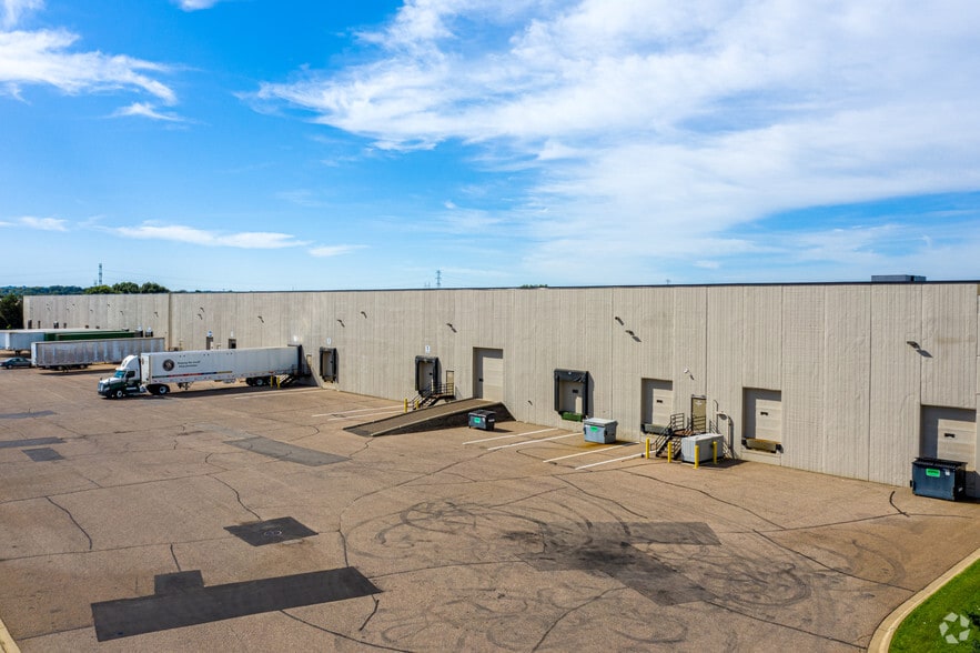 5775 12th Ave E, Shakopee, MN à louer - Photo du bâtiment - Image 2 de 4