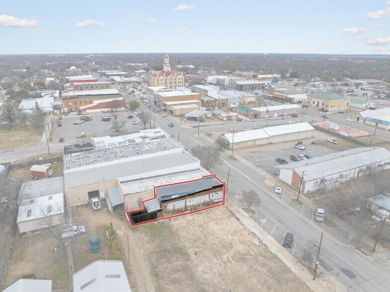 211 N Main St, Bonham, TX à vendre - Photo du bâtiment - Image 3 de 28