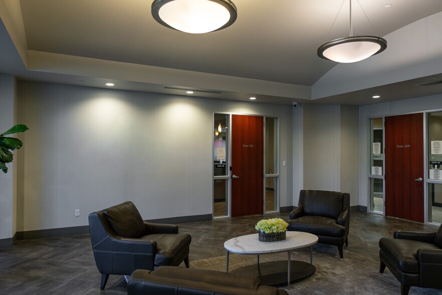 7330 N Palm Ave, Fresno, CA à louer - Hall d’entrée - Image 2 de 15