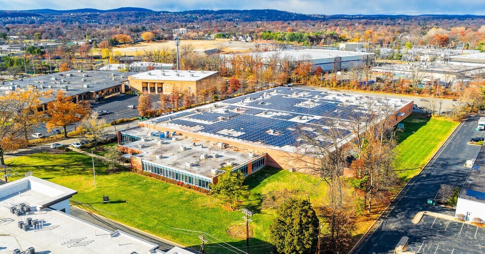 17-01 Pollitt Dr, Fair Lawn, NJ à louer - Photo du bâtiment - Image 1 de 5