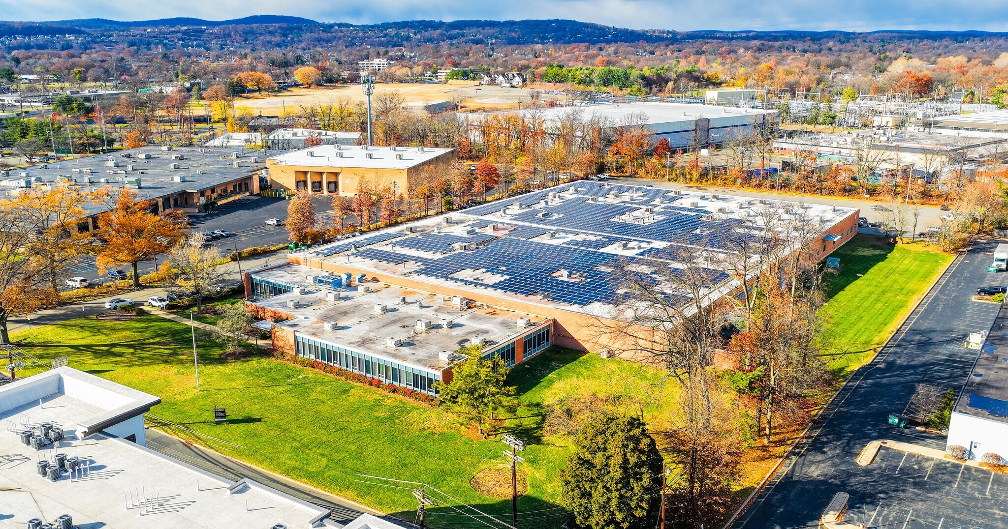 17-01 Pollitt Dr, Fair Lawn, NJ à louer Photo du bâtiment- Image 1 de 6